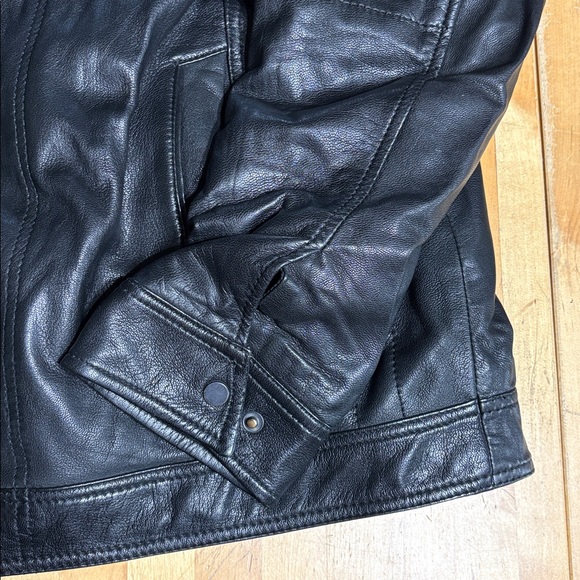 Danier Black Leather Bomber Jacket - Picture 2 of 10